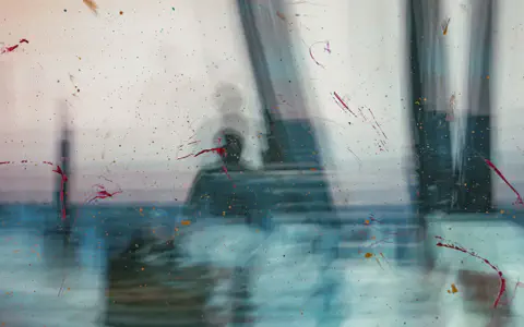Θολή εικόνα κίνησης με σιλουέτες ανθρώπων σε κρύους μπλε και λευκούς τόνους.